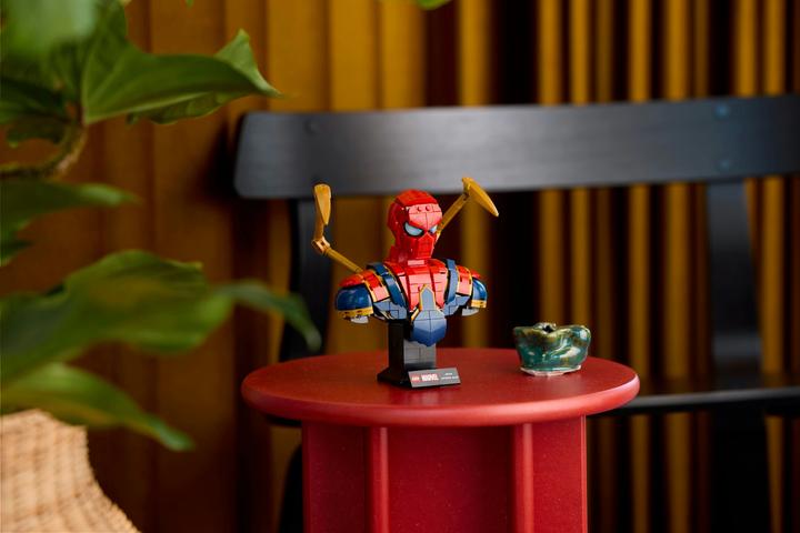 Actual product image LEGO Iron Spider-Man bust (76326, LEGO Marvel)