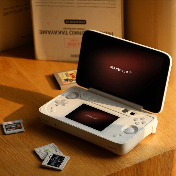 Produktbild Ayaneo Flip DS Handheld Konsole – AMD Ryzen 8840U, 16 GB LPDDR5X, 512 GB SSD, Milky White