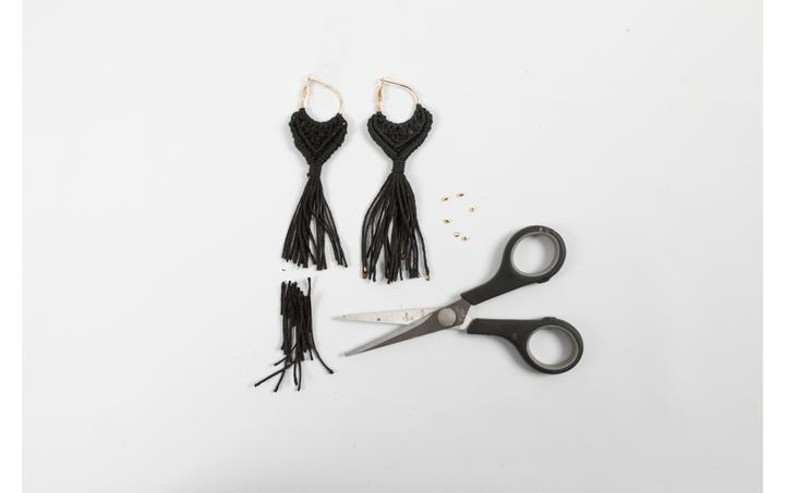 Produktbild Creativ Company Bastelset Macramé Ohrringe Schwarz/Olivbraun/Beige