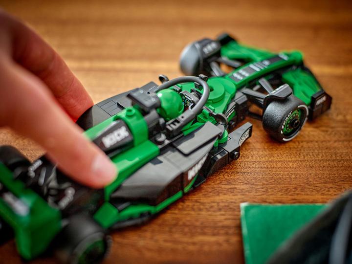 Produktbild LEGO KICK Sauber F1 Team C44 Rennauto (77247, LEGO Speed Champions)