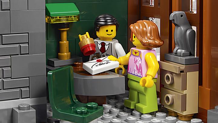 Actual product image LEGO Creator Stone Bench (10251, LEGO Creator Expert)