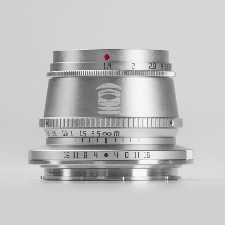 Produktbild TT 35mm f1.4 Leica L Sigma Panasonic Mount APS-C silver (Sony E, Fujica-X, APS-C / DX)