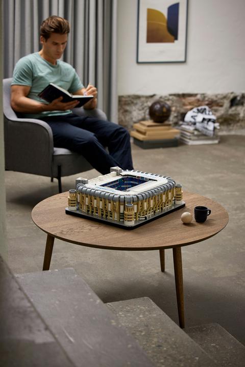 Immagine prodotto LEGO Real Madrid - Stadio Santiago Bernabéu (10299, LEGO Icons, Set LEGO rari)