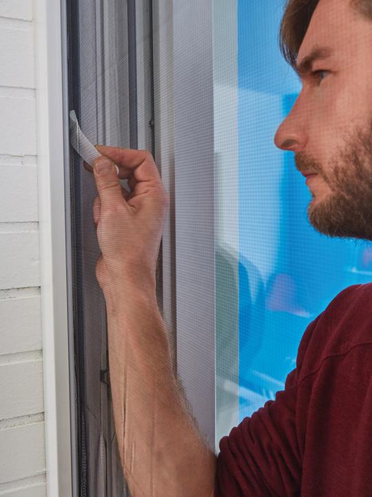 Produktbild tesa Insektenschutz COMFORT für Fenster, mit Klettband, selbstklebend, ohne Bohren (130 x 150 cm)
