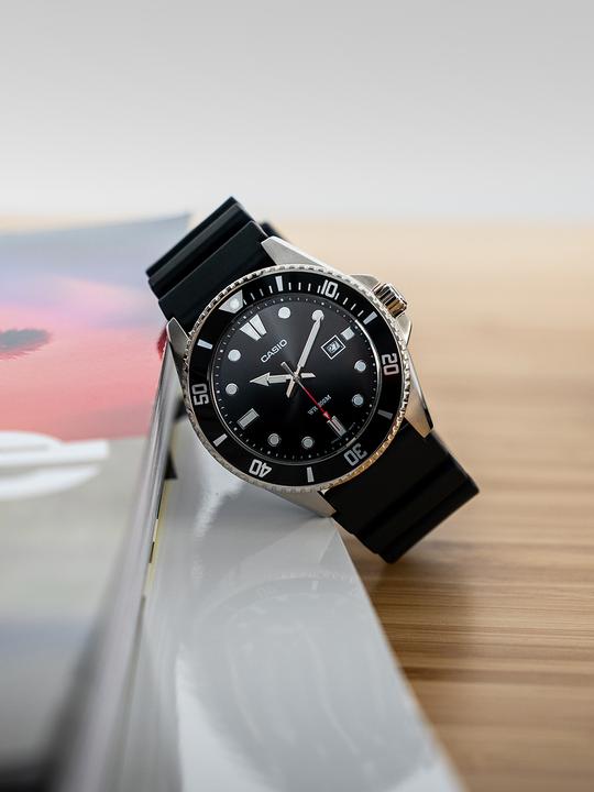 Produktbild Casio Collection (Uhr mit Schmuckstein, 44 mm)