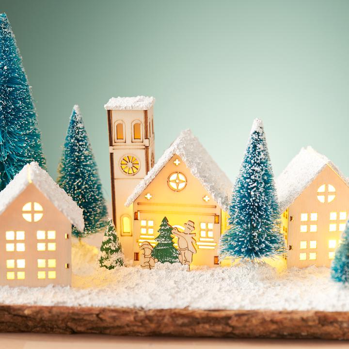 Produktbild VBS Holzbausatz "Kirche mit runder Turmspitze", inkl. LED