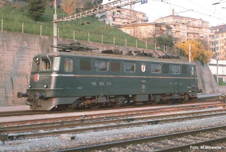 Actual product image Piko SBB Canton locomotive Ae 6/6 11409 BASELLAND green Ep. IV DC (Track H0)
