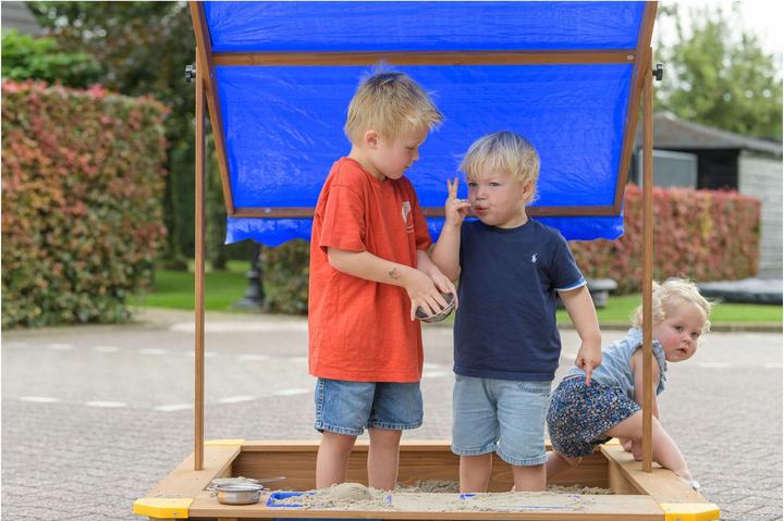 Produktbild SwingKing Sandkasten aus Holz mit Wassernäpfen und Abdeckung