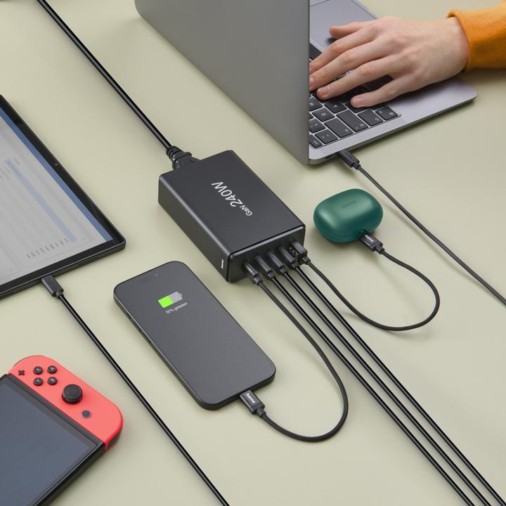 Produktbild Hama Ladestation 5 Ports, GaN, Schnellladegerät, 4xUSB-C, 1xUSB-A, PD, 240 W, SW (240 W)